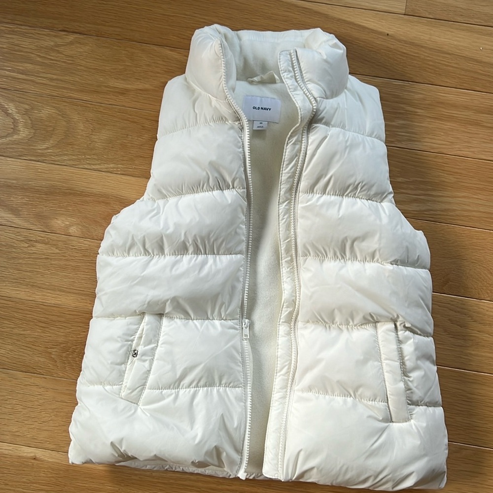 Puffer Vest. Off-White color. Old Navy. Size XS